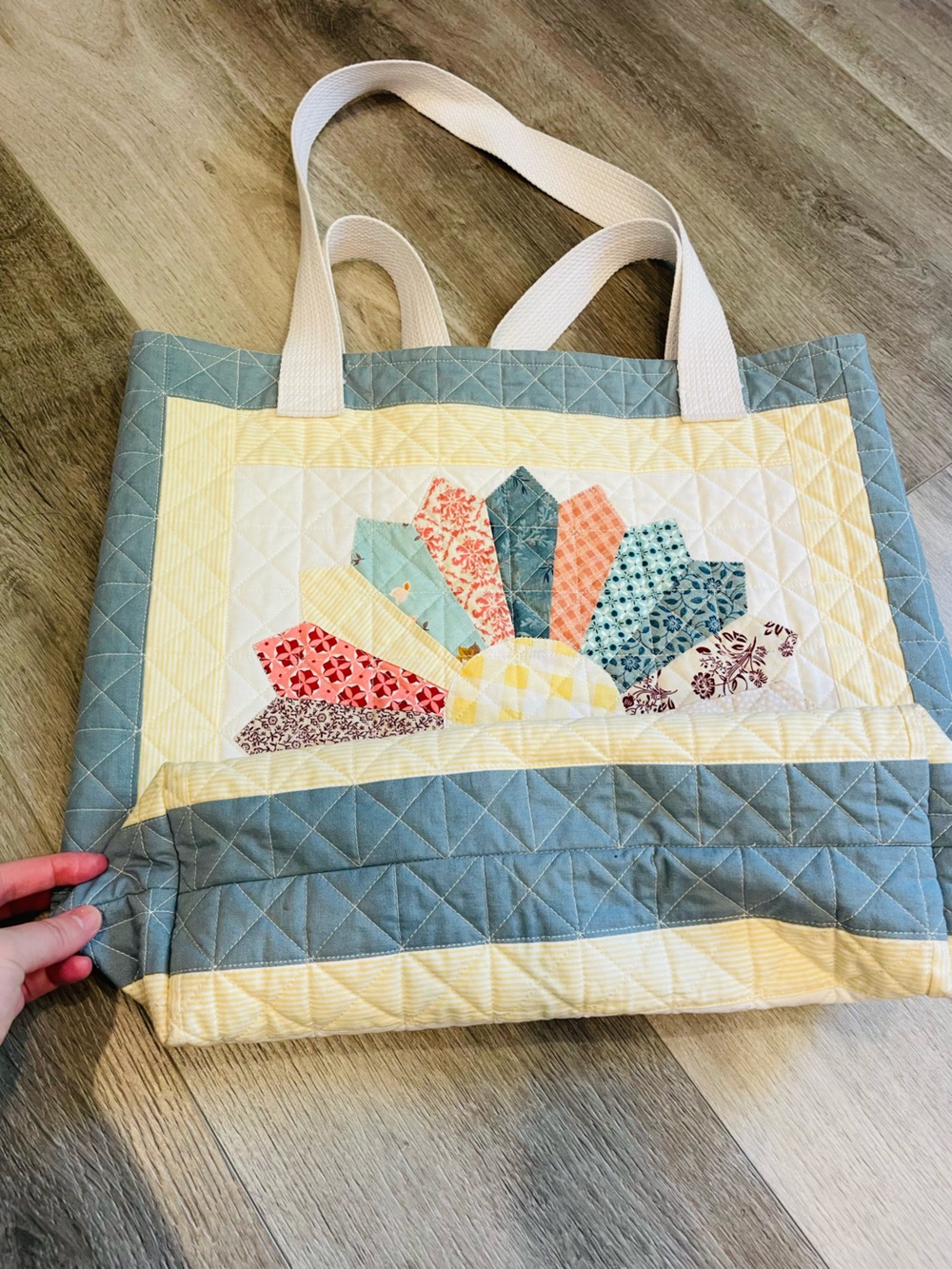 Handmade patchwork quilted tote bag - Picture 2 of 4